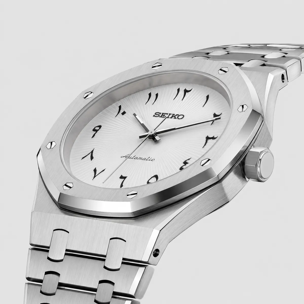 Cadran argenté à chiffres arabes et boîtier octogonal en acier de la Seiko Mod Royal Oak, vue de trois-quarts
